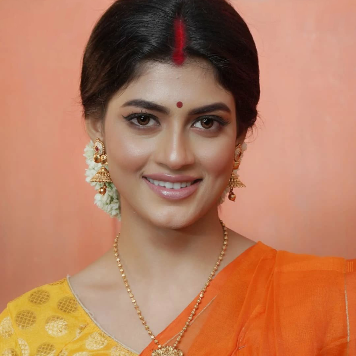 Aiswariya Sinha wearing a traditional saree and bold sindoor, smiling gracefully — representing strength and defiance in the face of criticism.