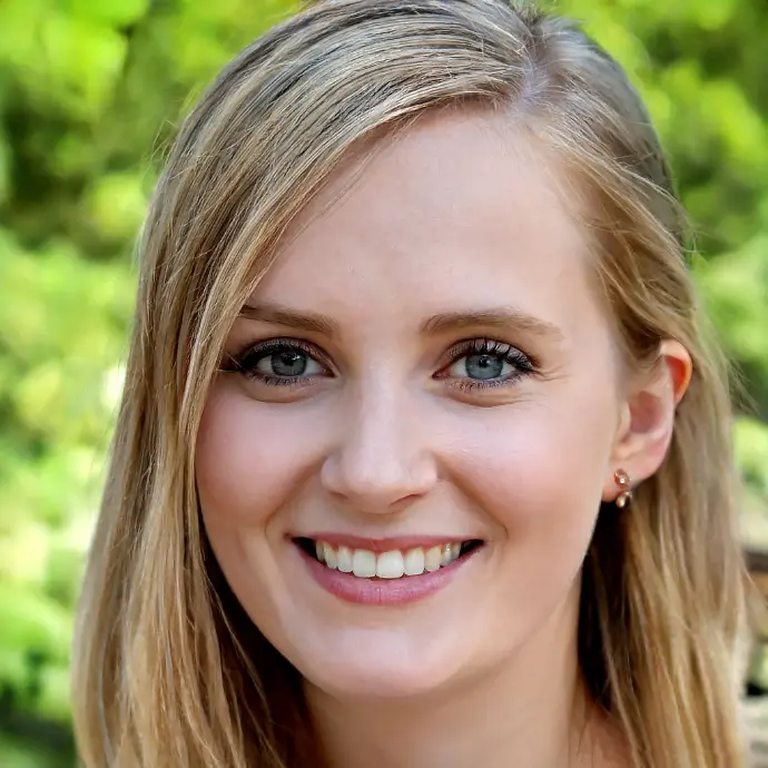 Seraphina Vale — Writer & Journalist endorses The Pink Story Magazine Portrait of Seraphina Vale, writer and solo traveler, giving her testimonial on The Pink Story Magazine.