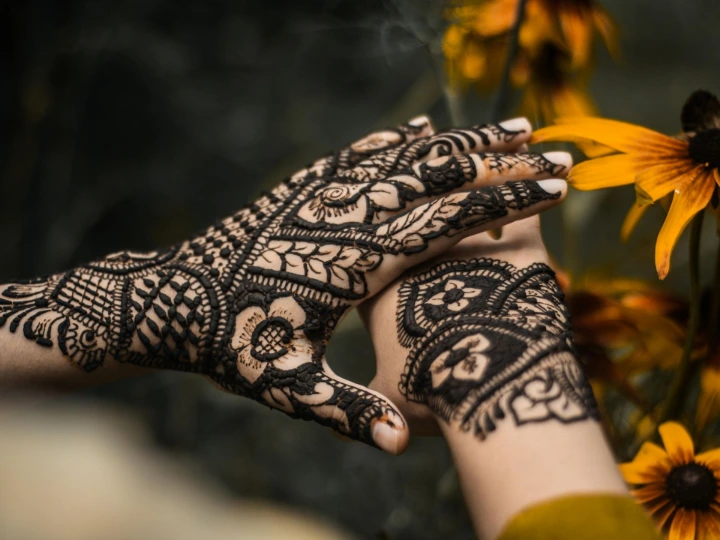Minimal floral mehndi on bride’s hands – modern and elegant henna style