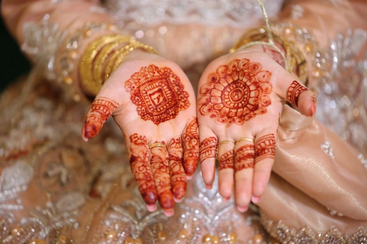 Simple mandala mehndi design on bride’s palms – elegant circular henna pattern for weddings